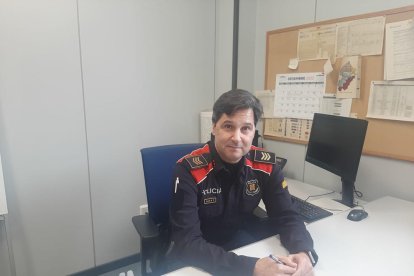 Imagen de archivo de una patrulla de los Mossos d’Esquadra (con el anterior uniforme) por el Eix Comercial de Lleida. 