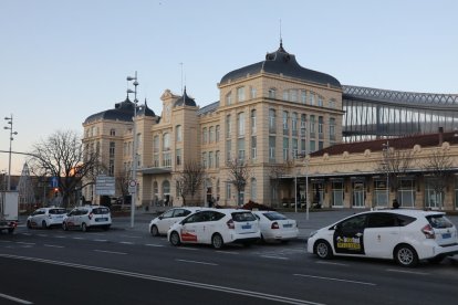 Imagen de archivo de la parada de taxis que hay frente a la estación de trenes Lleida-Pirineus. 