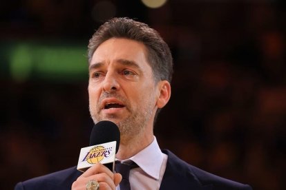 L'exjugador Pau Gasol en el seu discurs al Crypto.Com Arena dels Lakers després de ser retirada la seua samarreta i dorsal '16'.