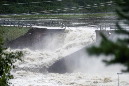 La presa de Braskereidfoss no pudo abrir sus compuertas porque la sala de control estaba inundada.