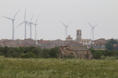 Imagen de archivo de molinos eólicos en Almatret. 