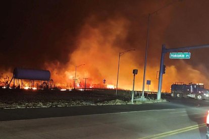  Imagen del incendio forestal de Maui fuera de control en Lahaina.