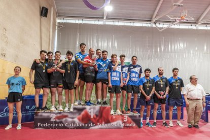 Los jugadores del equipo leridano, en lo más alto del podio del Campeonato de Catalunya.