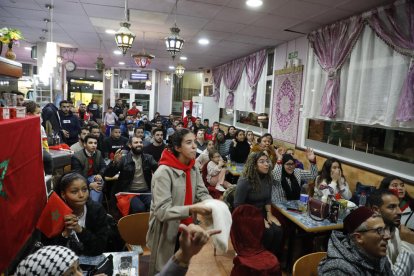 Aficionats de la selecció marroquina ahir al restaurant Les Deux Chefs veient el partit.