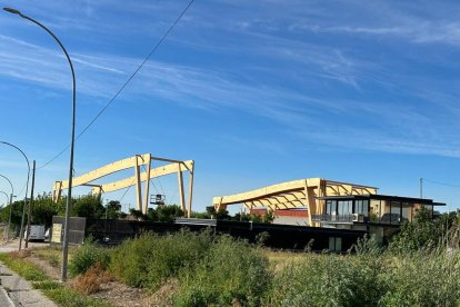 Las obras en curso para cubrir la pista polideportiva de Els Alamús.