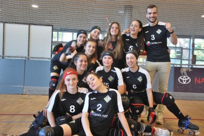 Las jugadoras del Alpicat, con su entrenador, Miquel Serret.