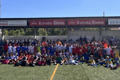 Foto conjunta dels jugadors dels equips participants en el torneig benjamí organitzat pel club Baix Segrià.