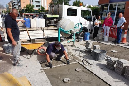 Reparación de la acera de la avenida del Estudi General.