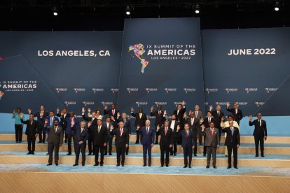 Asistentes posan durante la foto oficial de la novena Cumbre de las Américas, en Los Ángeles.