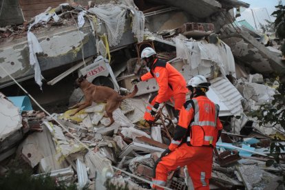 Equipos de rescate en Turquía.