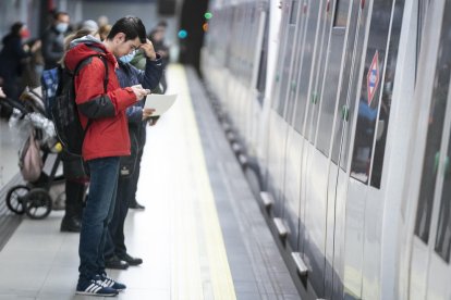 Primer día sin mascarillas obligatorias en el transporte público.