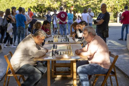 Tarde de juegos ayer en los jardines del hospital Santa Maria de Lleida. 