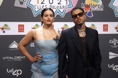 Rosalía y Rauw Alejandro en el photocall de una gala en 2021.