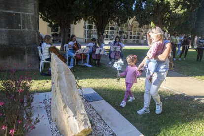 Una de las familias que participó ayer en la ofrenda floral en el Espai Empremtes de Tàrrega. 