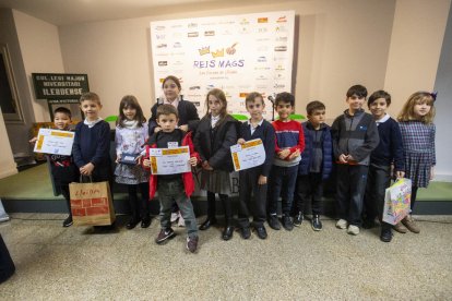 Foto de grup dels nens i nenes que han resultat premiats al Concurs de Dibuix dels Reis Mags.