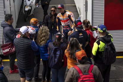 Marc posa con aficionados en el paddock del circuito de Phillip Island.