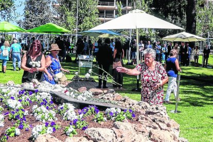 El parque Juan Carlos I de Madrid acogió ayer una ofrenda floral.