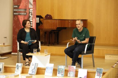 Tertulia en la Biblioteca Pública con el escritor leridano Eduard Roure