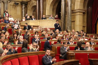 Los diputados aplauden después de que se haya aprobado tramitar por lectura única la proposición de ley para que Torà y Biosca cambien de comarca y pasen de la Segarra al Solsonès, con los alcaldes de los dos municipios al fondo.