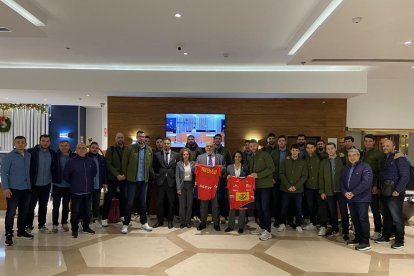 L’equip estatal va sortir ahir i demà farà el debut amb la selecció de Montenegro.