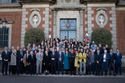 Foto de familia con autoridades, los representantes de la organización y los premiados en el palacete Albéniz de Barcelona.