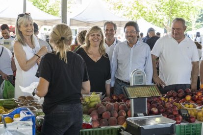 Visita electoral de Junts al Mercat dels Pagesos de Lleida.