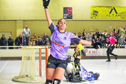 Julieta Fernández celebra el seu primer gol a la Lliga en la tornada.