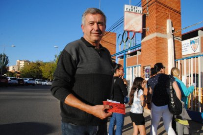 Un aficionado del Mollerussa, con su entrada para el partido de Copa del Rey del próximo miércoles.