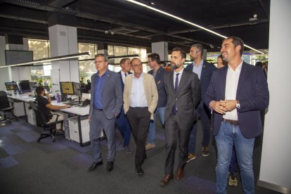 El CEO de Vunkers mostrando las oficinas a las autoridades.