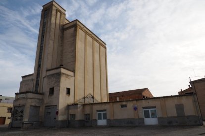 Àrea d’estacionament - La coneguda zona de les Sitges d’Artesa de Segre s’utilitza també com a àrea d’estacionament públic al ser al costat del camp de futbol municipal i de les pistes ja que comunica molt bé amb el centre. A més, en  ...