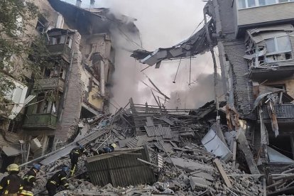 Tareas de rescate en un edificio bombardeado en la localidad ucraniana de Zaporiyia.