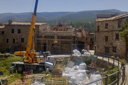 L’immoble que és rehabilitat al centre del poble.