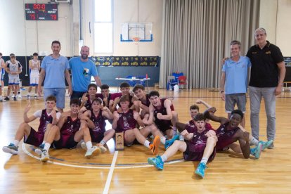 La plantilla del CBF Lleida, celebrant l’ascens a la pista del pavelló Agnès Gregori.