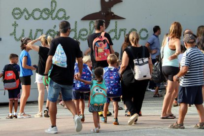 Padres y alumnos frente a la escuela Turó del Drac de Canet.