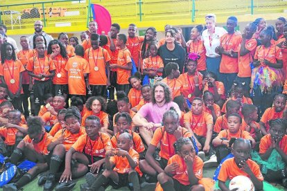 Carles Puyol, amb nens del projecte Save the Children a Colòmbia.