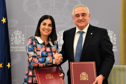 La ministra de Sanidad, Carolina Darias, y su homólogo andorrano en funciones, Albert Font, haciendo un apretón de manos de manos después de la firma del protocolo de acuerdo de cooperación sanitaria.