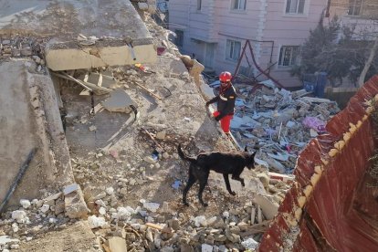 Miembro de la Unidad Militar de Emergencias (UME) en Islahiye (Ganzitep), Turquía, en labores de búsqueda y rescate tras el terremoto.