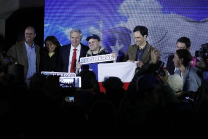 El ultraderechista Partido Republicano, con su líder, José Antonio Kast, celebra la victoria.