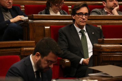 Pere Aragonès y Salvador Illa ayer durante el pleno del Parlament.