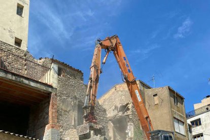 Las obras de demolición de la casa previas a la construcción del nuevo ayuntamiento.