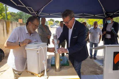 El presidente de La Torxa y el presidente de la Diputación, Joan Talarn, llenando la cápsula del tiempo.  