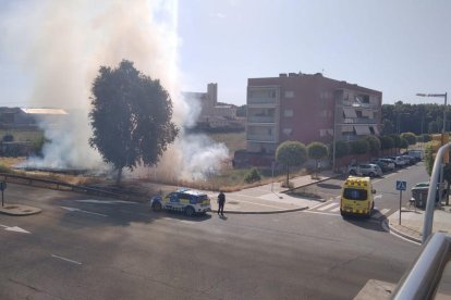 Incendio ayer en la avenida Prat de la Riba de Lleida. 