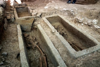 Les excavacions al jaciment de Santa Coloma d'Àger deixen al descobert sarcòfags i les restes de sis individus