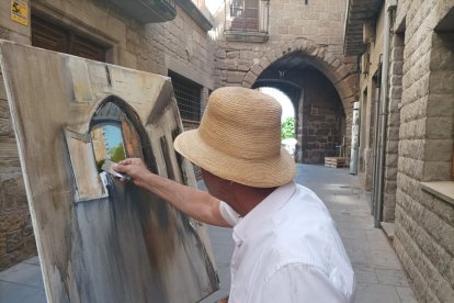 Uno de los artistas el sábado en este concurso en memoria del pintor de Guissona Josep M. Grau Pujol.