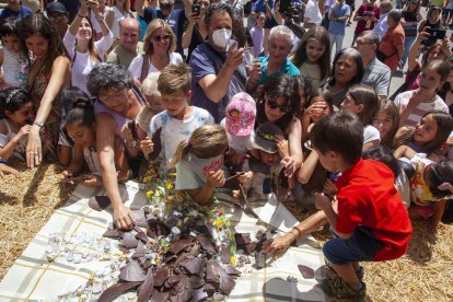 El Ball d’Espases de Cervera va amenitzar la Fira de l’Ou.