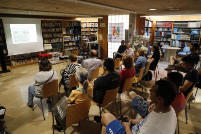 Una veintena de vecinos asistieron a la charla informativa.