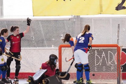 Eva Pastor, de l’Alpicat, celebrant un dels gols del partit d’ahir disputat a Mataró.