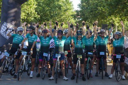 Las ciclistas unos instantes antes de tomar la salida en Tàrrega.