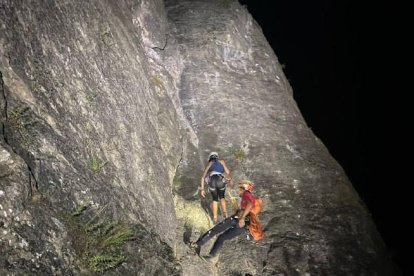 Un efectivo del GRAE durante el rescate, ayer de madrugada.