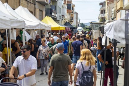 Els carrers d’Artesa de Segre es van omplir de visitants atrets pels productes de proximitat.